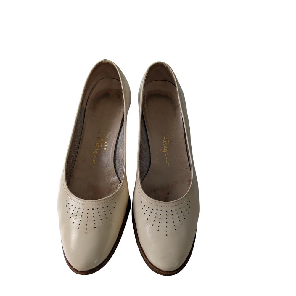 Salvatore Ferragamo Boutique Cream Leather Perforated Block Heel Pumps Sz 6.5 B